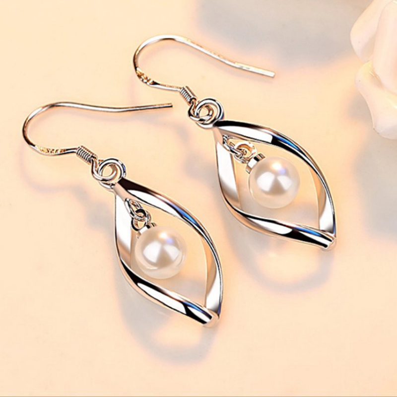 New Simple Style Wavy Pearl Pendant Alloy Earrings display picture 3