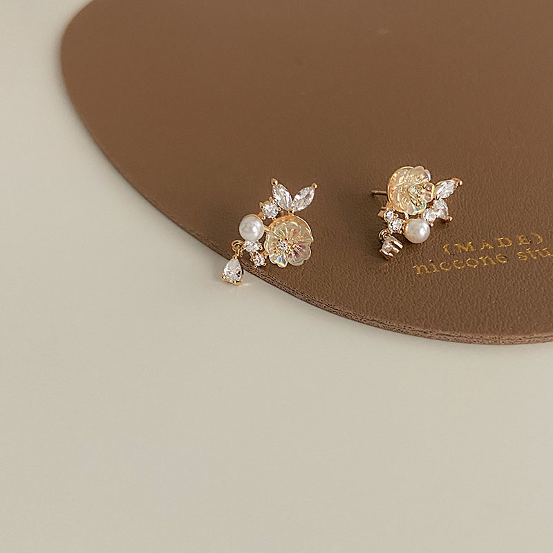 Mode Einfache Ohrringe Wasser Tropfen Diamant Blume Ohrringe display picture 1