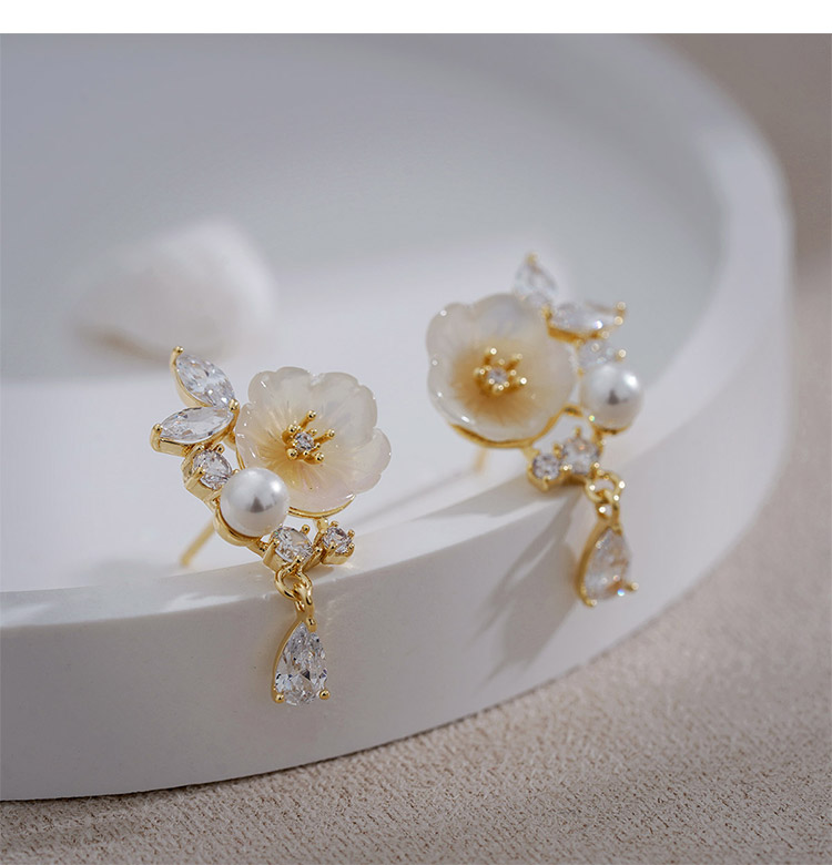 Mode Einfache Ohrringe Wasser Tropfen Diamant Blume Ohrringe display picture 2