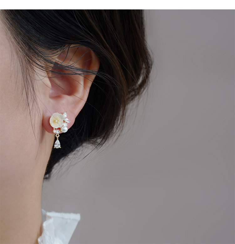 Mode Einfache Ohrringe Wasser Tropfen Diamant Blume Ohrringe display picture 3