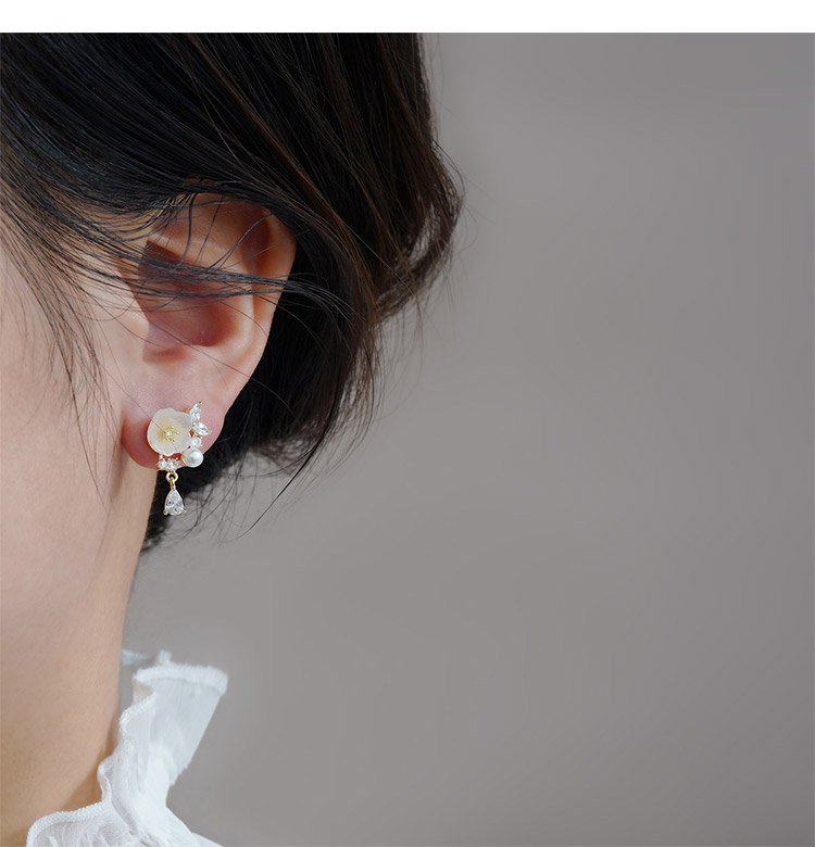 Mode Einfache Ohrringe Wasser Tropfen Diamant Blume Ohrringe display picture 4