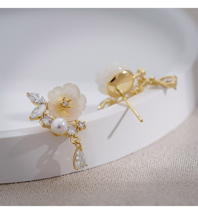 Mode Einfache Ohrringe Wasser Tropfen Diamant Blume Ohrringe display picture 5
