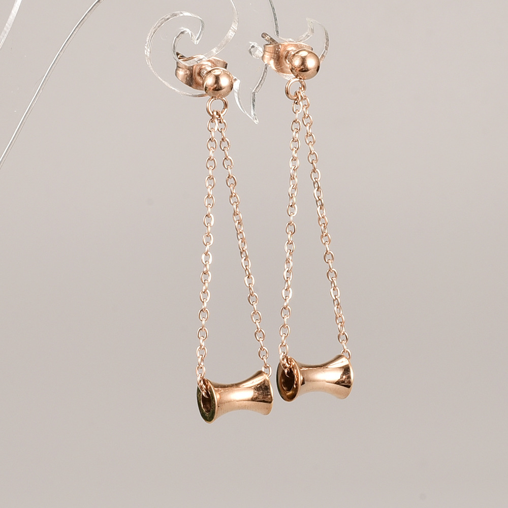 Neue Mode Geometrische Quaste Goldene Frauen Titan Stahl Ohr Studs display picture 1