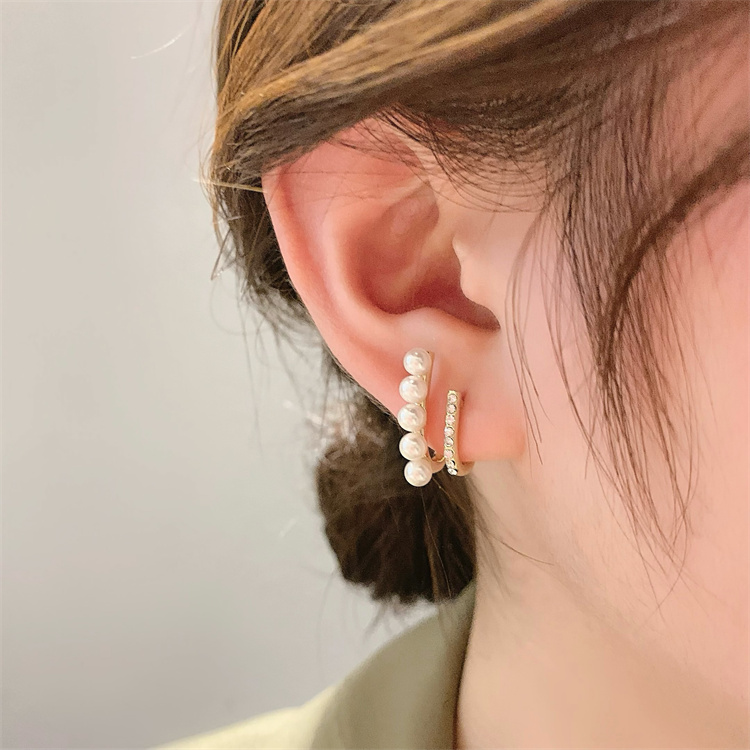 Vintage Pearl Hook Shape Inlaid Rhinestone Stud Earrings display picture 3