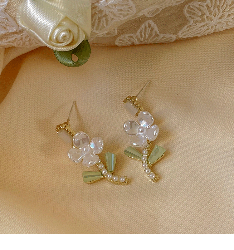 Mode Einfache Retro Perle Blume Geformt Legierung Ohrringe display picture 4
