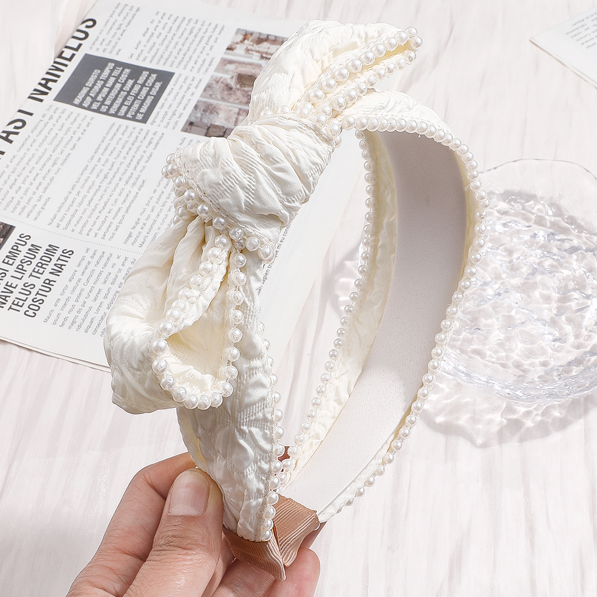 2022 New Summer Fashion White Pearl Decorated Wide-edged Headband Female display picture 3