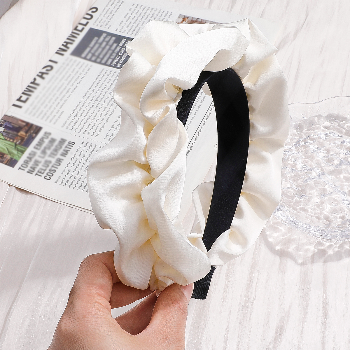 2022 Neue Sommer Mode Weiße Perle Verziert Breite-edged Stirnband Weiblichen display picture 5