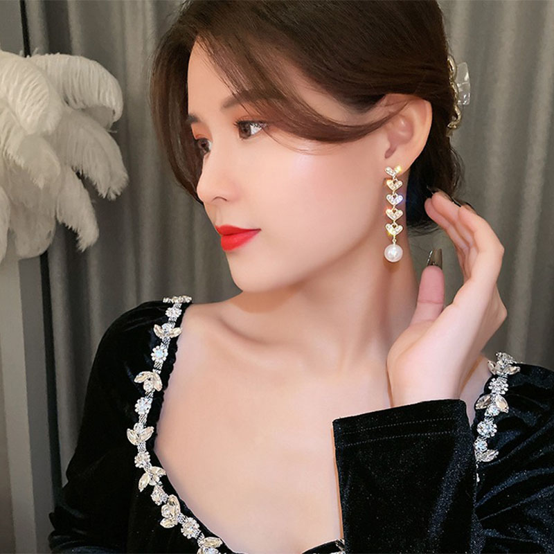 Fashion Long Heart Shaped Pearl Summer Alloy Earrings Women display picture 2