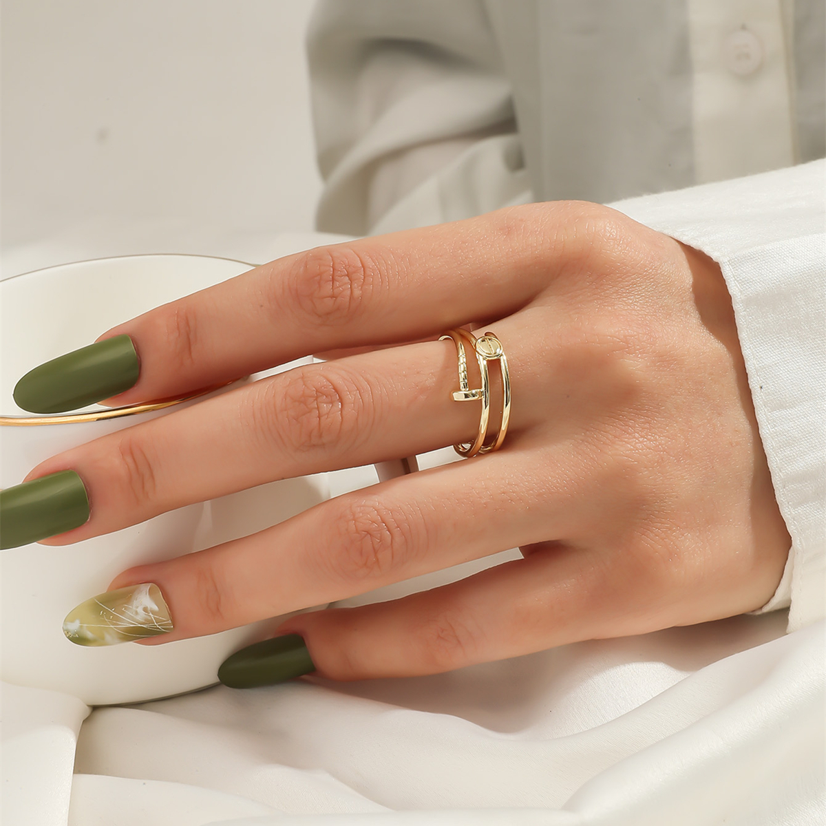 Kreative Mode Gold Frauen Geometrische Unregelmäßige Kupfer Ring display picture 2
