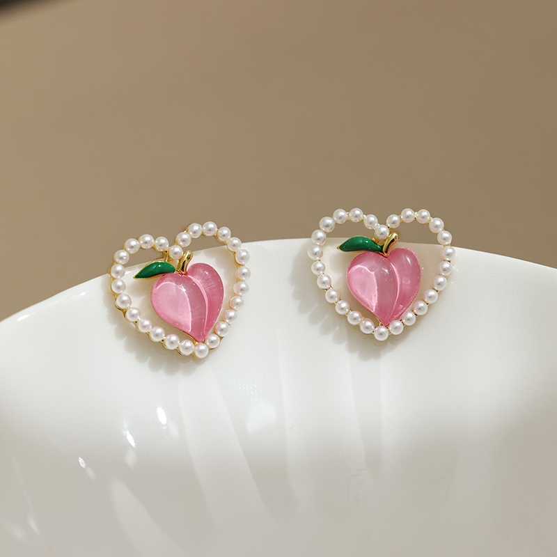 Fashion Peach Women Cute Pearl Hearth-shaped Alloy Stud Earrings display picture 3