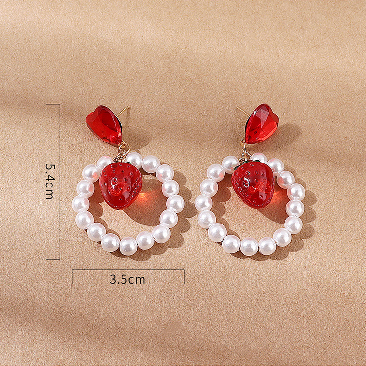Fashion Retro Creative Resin Strawberry Heart Shaped Pearl Earrings display picture 2