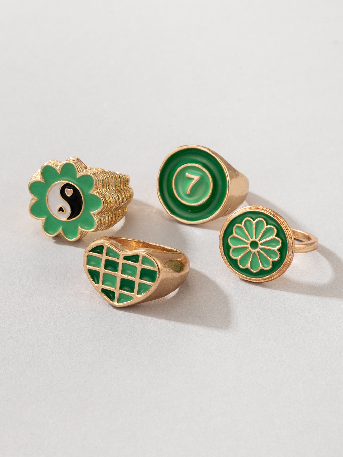 Simple Fashion Green Contrast Color Tai Chi Flower Grid Heart Shaped Ring 4-piece Set display picture 2