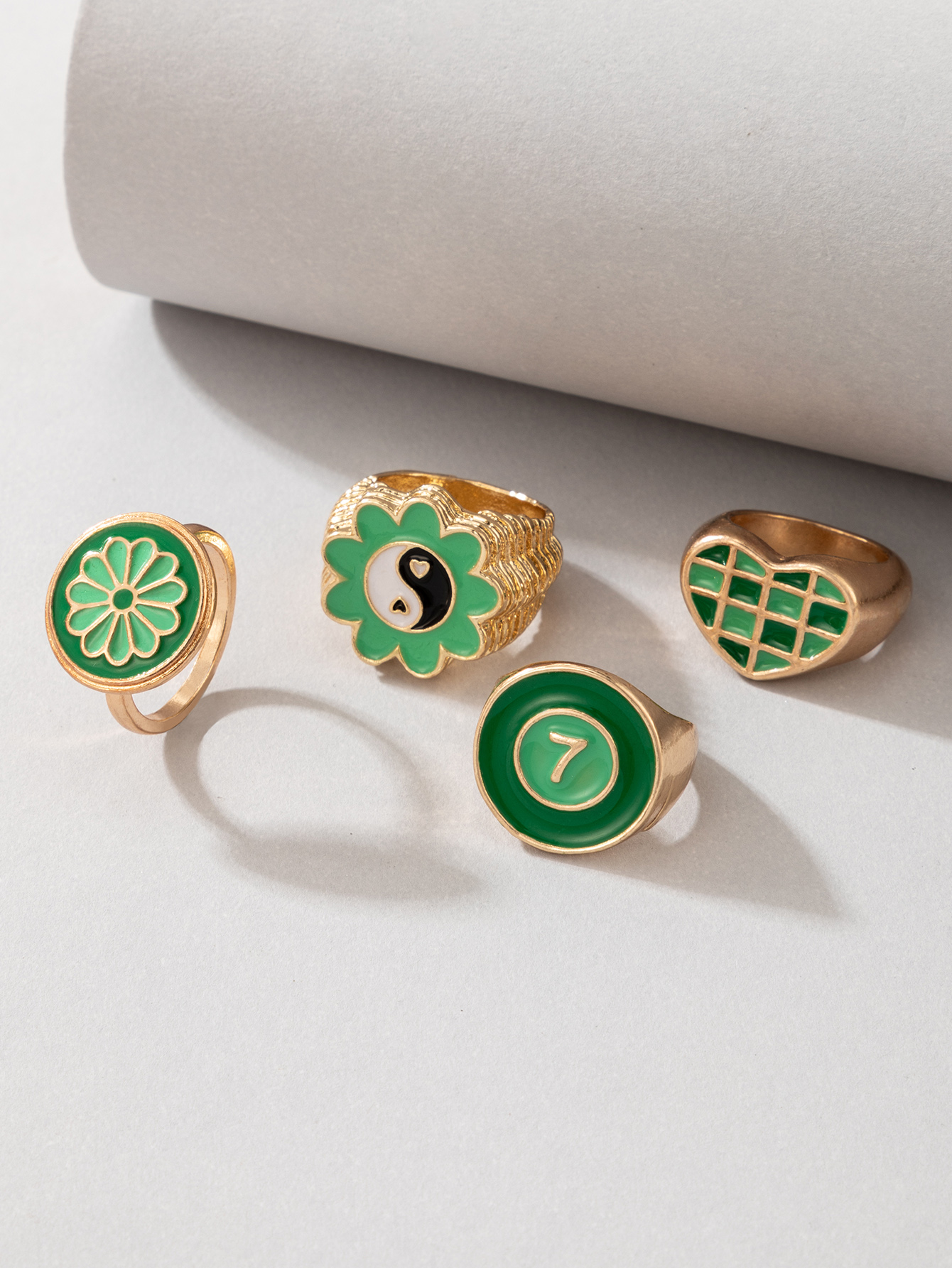 Simple Fashion Green Contrast Color Tai Chi Flower Grid Heart Shaped Ring 4-piece Set display picture 3