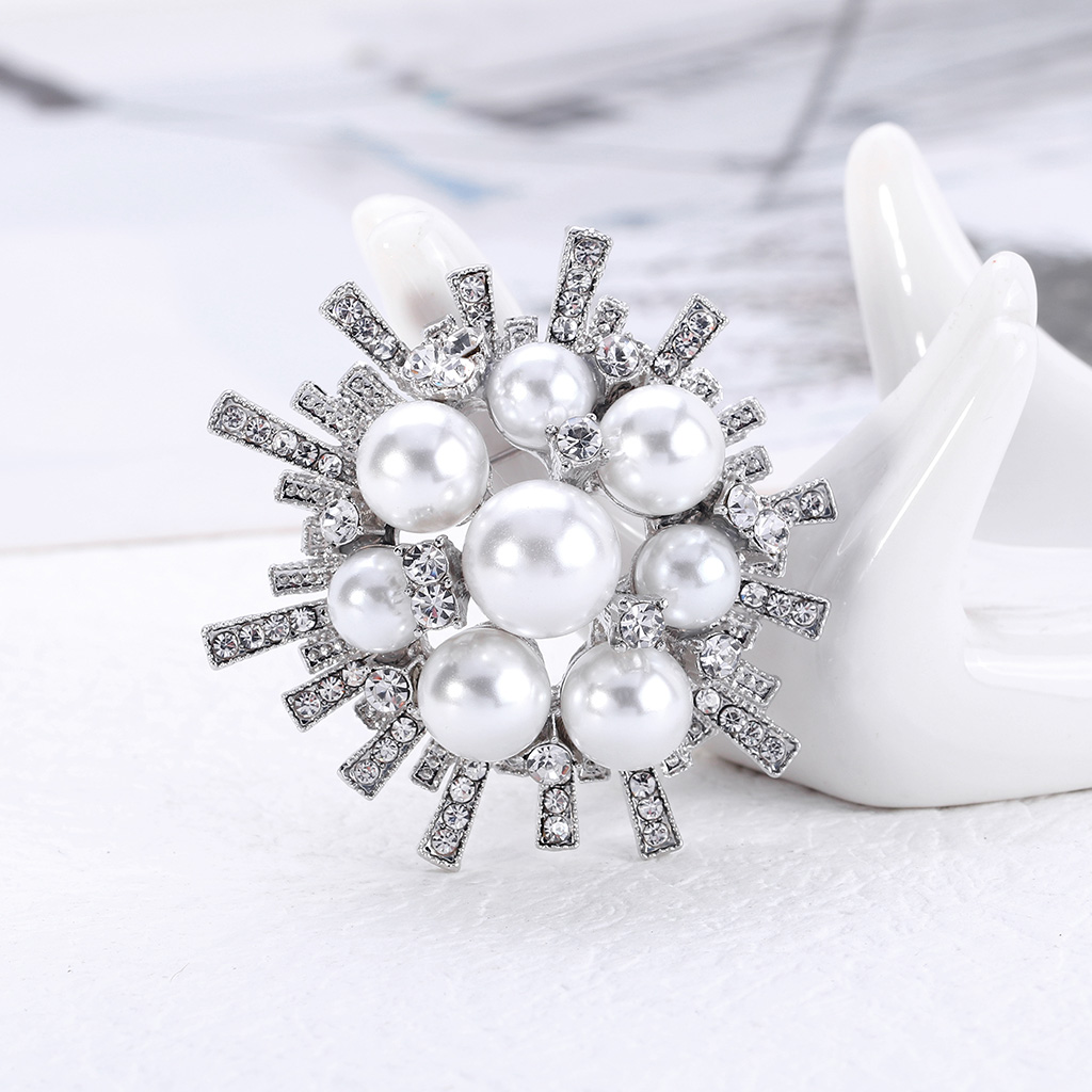 Fashion Alloy Rhinestone Pearl Sunflower Shaped Brooch Clothing Accessories display picture 2