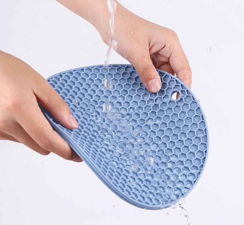 Round Thickened Honeycomb Dining Table Cushion Silicone Non-slip And Hot Easy To Clean Potholder High Temperature Resistant Silicone Honeycomb Heat Proof Mat display picture 3