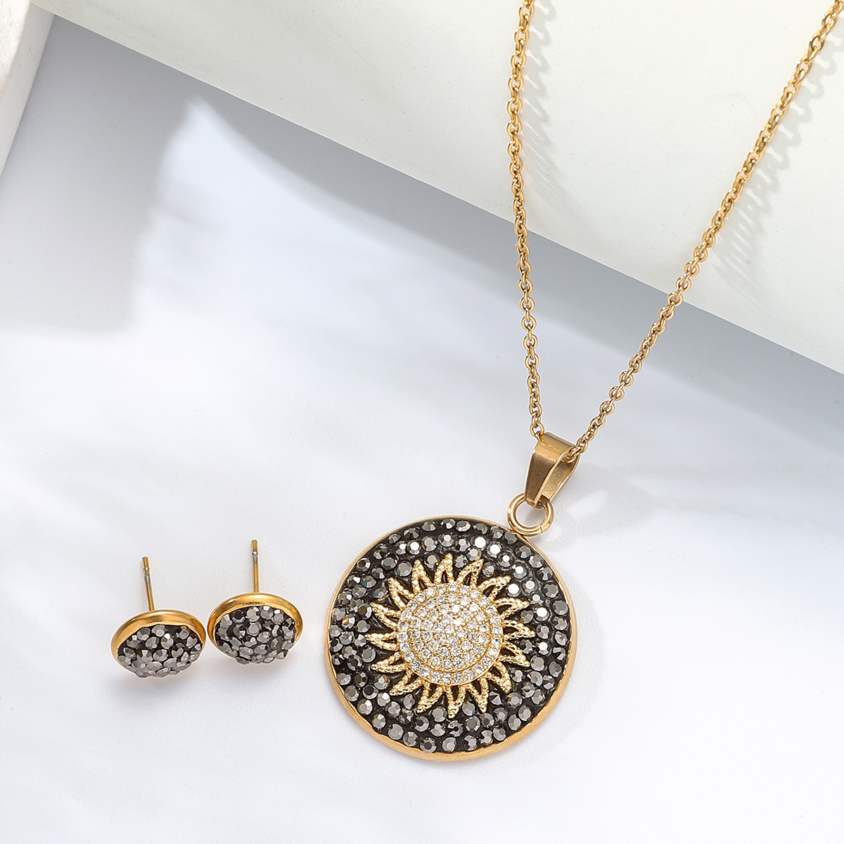 2022 New Fashion Simple Round 18k Gold Plated Geometric Copper Necklace Earrings Set display picture 1
