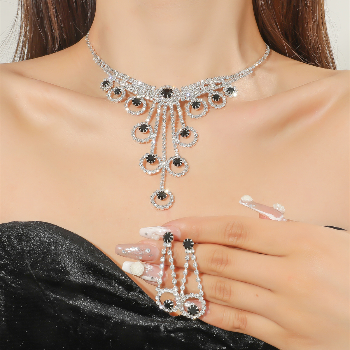Mode Voll-jeweled Diamant Halskette Zubehör Weibliche Ohrringe Set display picture 1