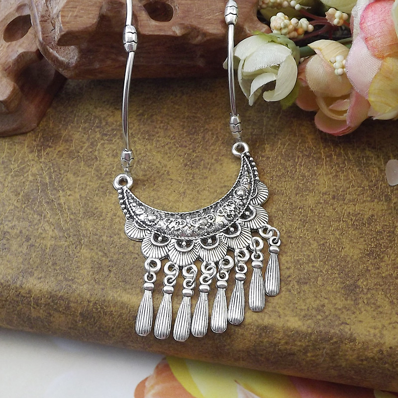 Fashion Classical Exotic Ethnic Silver Accessories Moon Shaped Alloy Necklace display picture 2