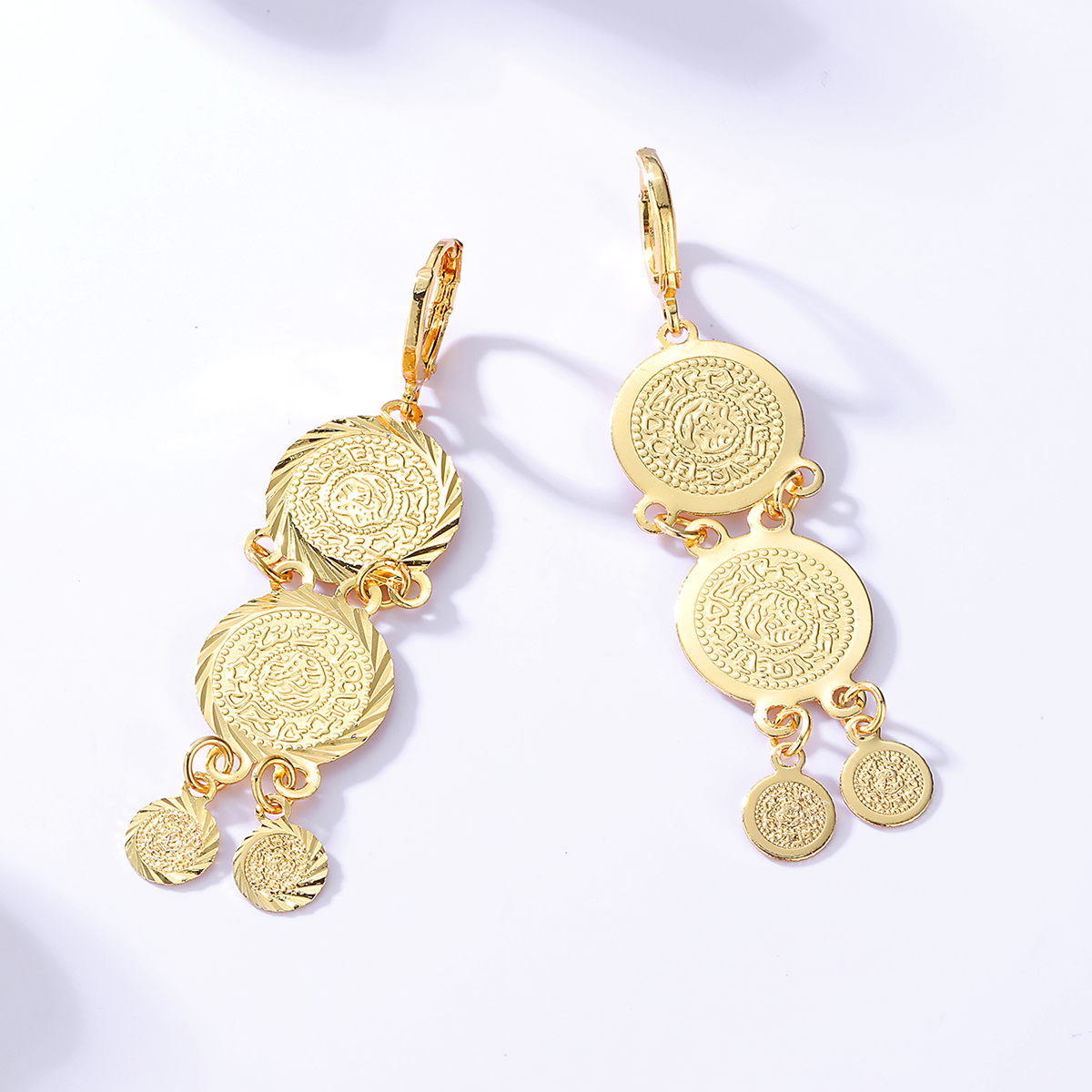 Mode Klassische Einfache Kreis Münze Überzogene Bling Gold Kupfer Ohrringe display picture 1