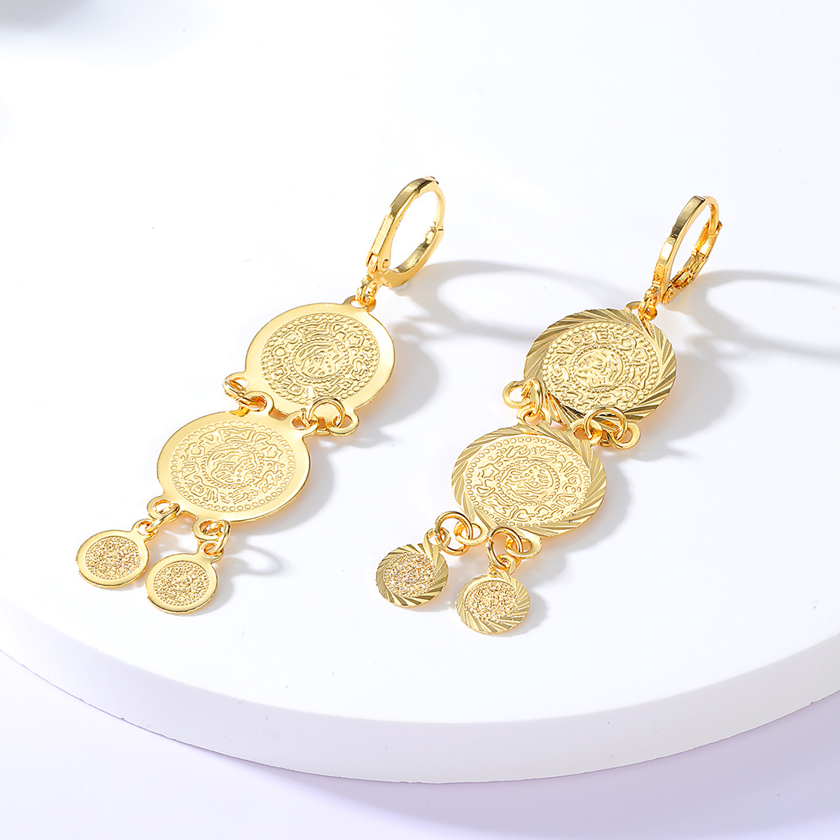 Mode Klassische Einfache Kreis Münze Überzogene Bling Gold Kupfer Ohrringe display picture 3