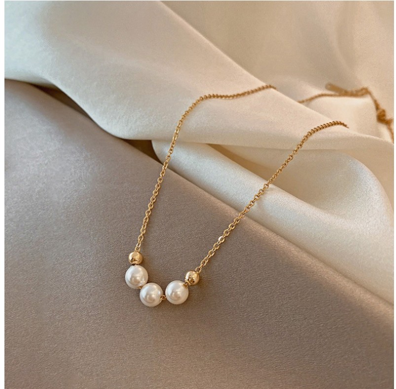 Fashion Simple Short Bead Clavicle Chain Pearl Golden Necklace display picture 2