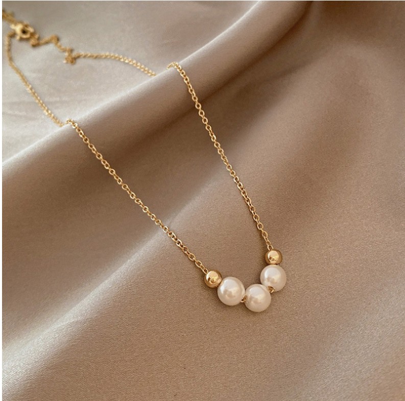 Fashion Simple Short Bead Clavicle Chain Pearl Golden Necklace display picture 3
