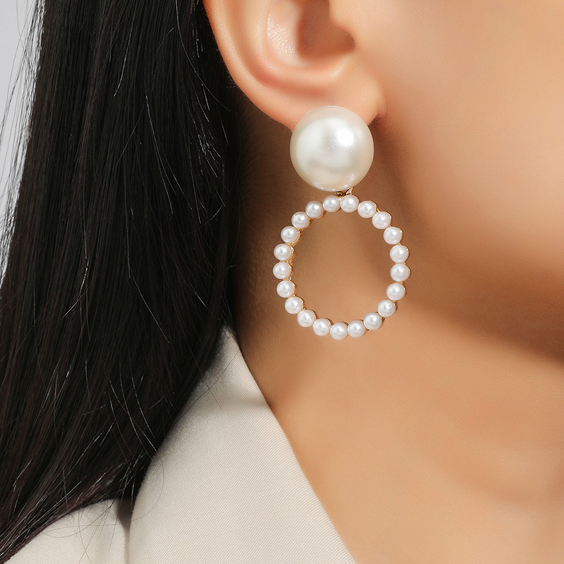 Fashion New Pearl  Women's Simple Openwork Circle Alloy Ear Studs display picture 3