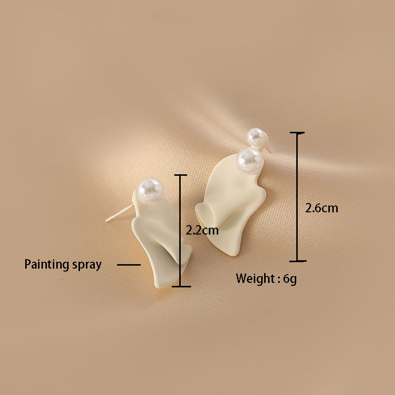 2022 New Fashion Pearl Geometric Ear Studs Women's Alloy Earrings display picture 1
