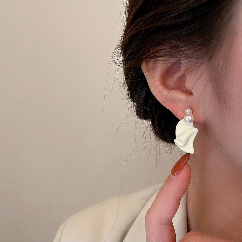 2022 New Fashion Pearl Geometric Ear Studs Women's Alloy Earrings display picture 5