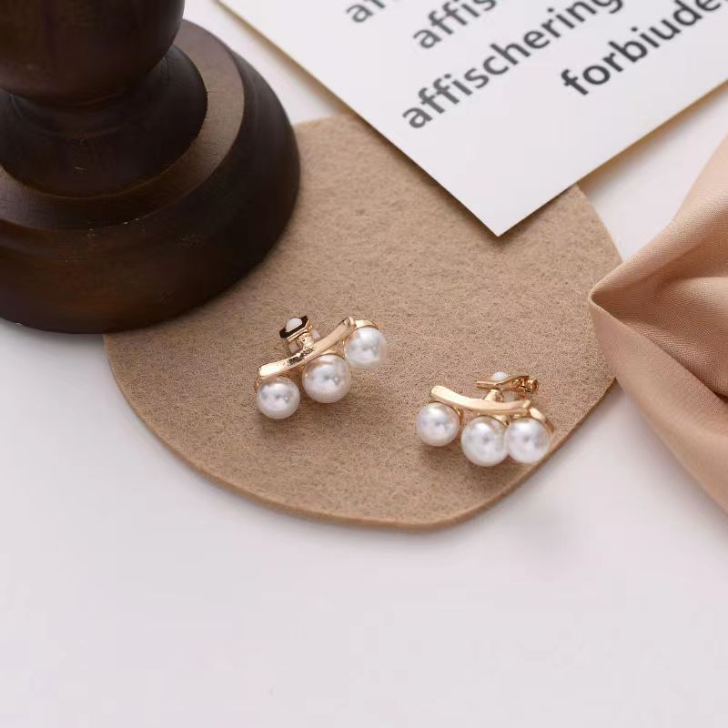 Ins Style Exaggerated Fashion Geometric Alloy Inlaid Pearls No Inlaid Women's Earrings Ear Studs display picture 3