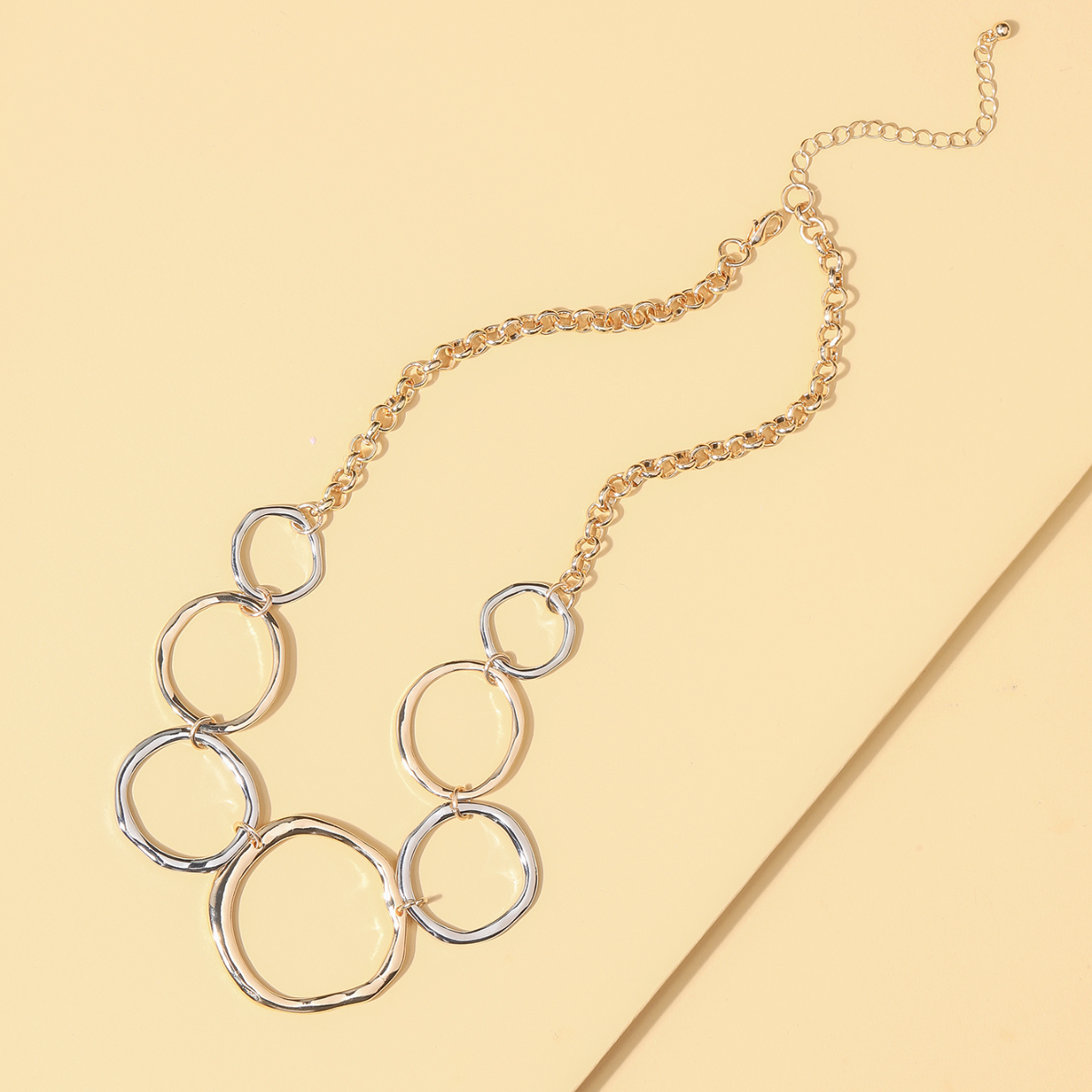 Simple Contrast Color Different Sizes Circle Alloy Splicing Necklace display picture 2