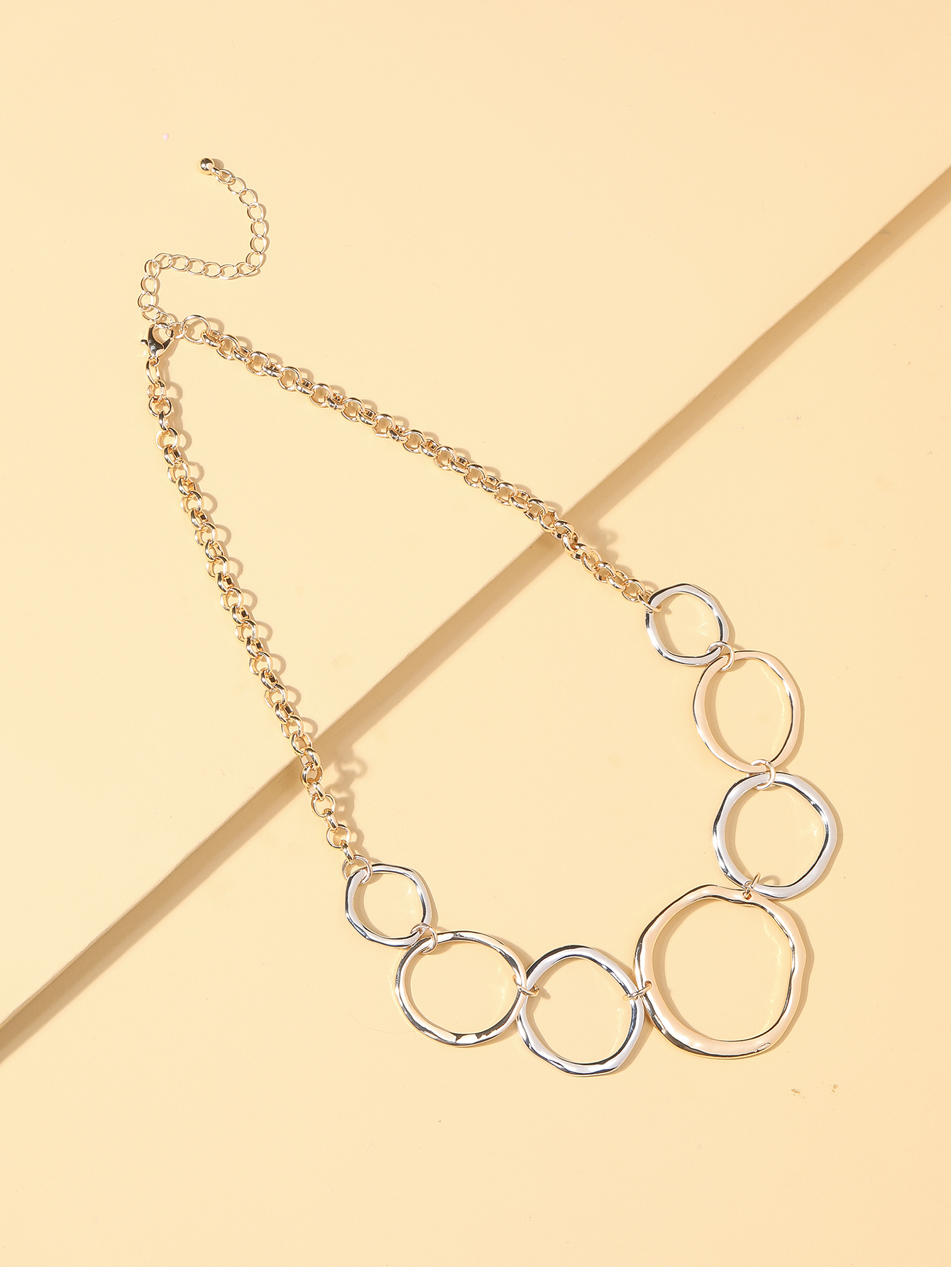 Simple Contrast Color Different Sizes Circle Alloy Splicing Necklace display picture 3