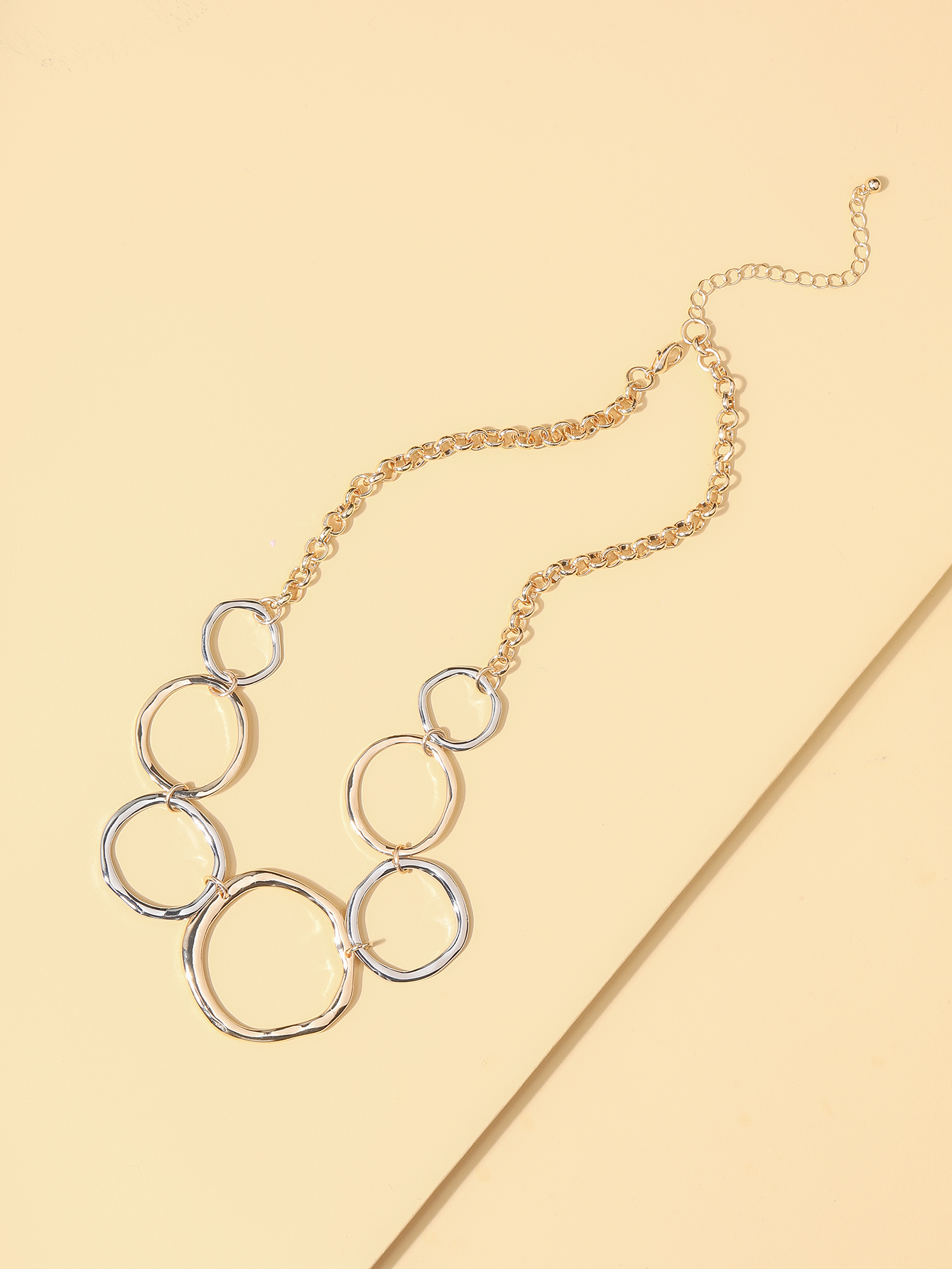 Simple Contrast Color Different Sizes Circle Alloy Splicing Necklace display picture 4
