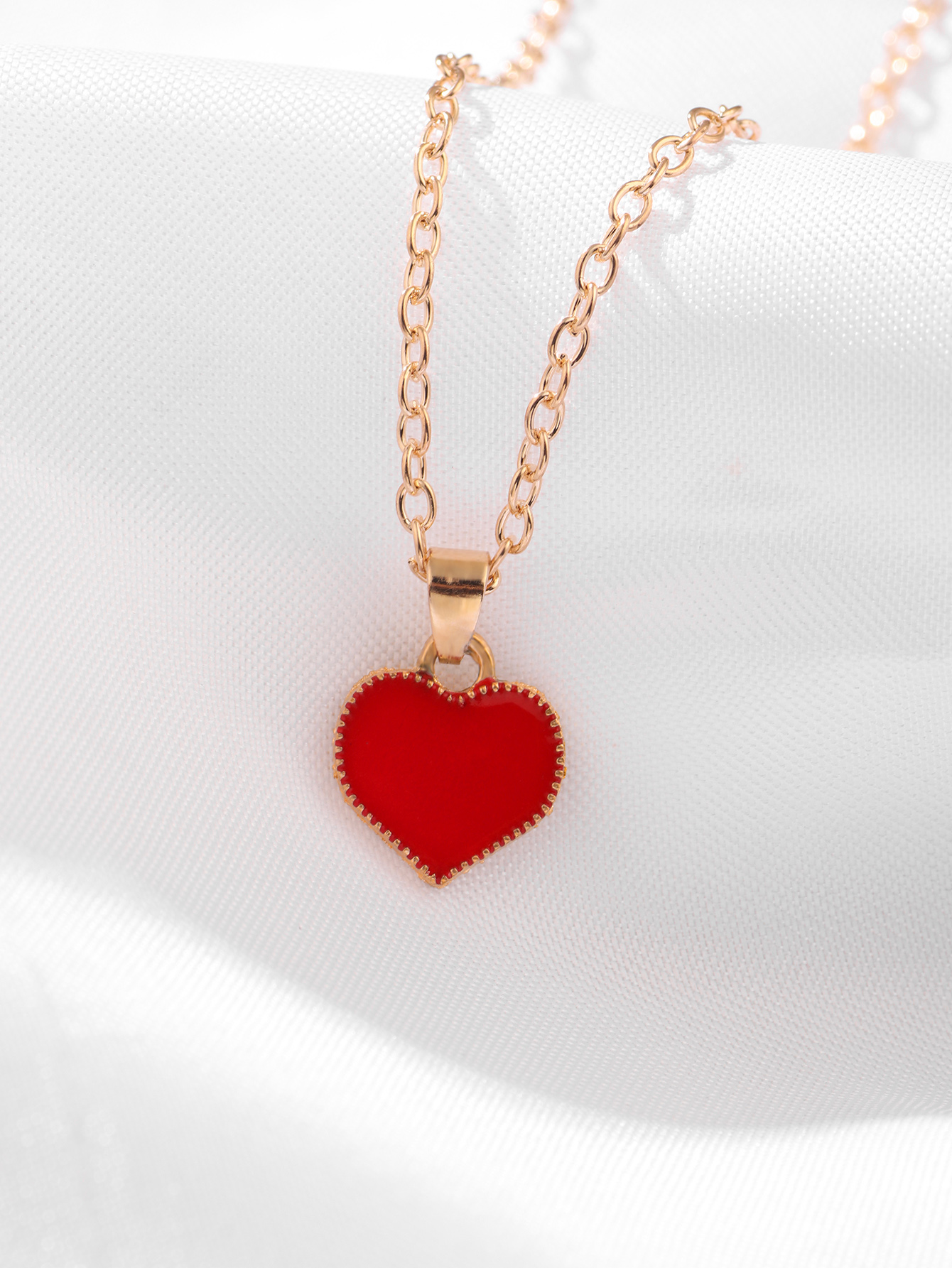 Titanium Steel Necklace Women&#39;s All-match Does Not Fade Red Love Necklace Simple Design Temperament Heart-shaped Pendant Clavicle Chain display picture 2