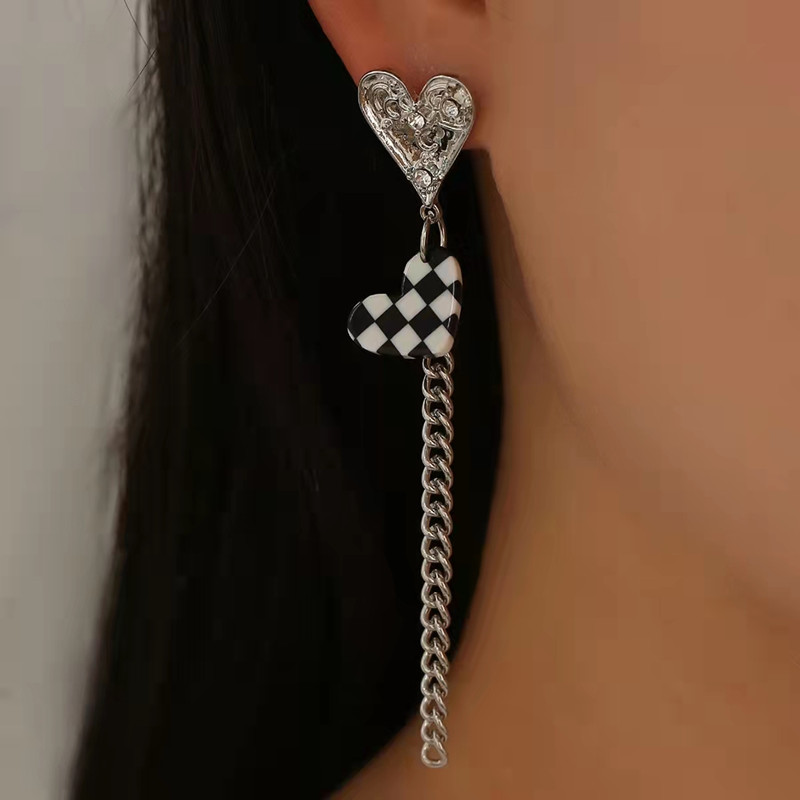 2022 New Fashion Asymmetric Checkerboard Bear Heart Earrings Female display picture 2