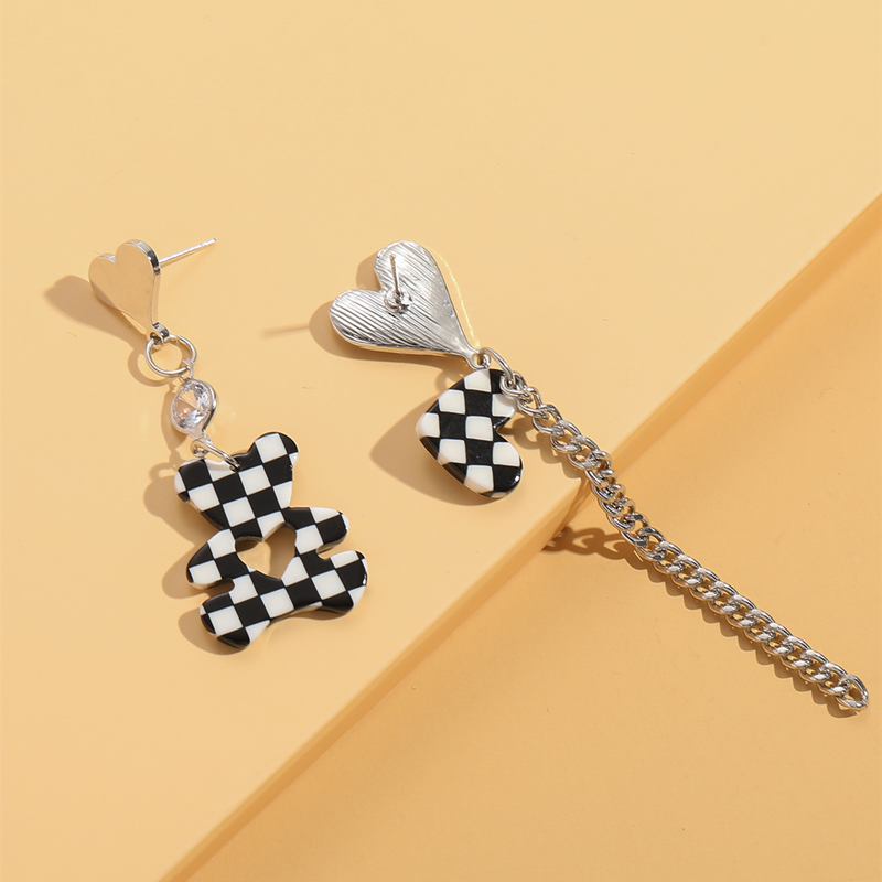2022 New Fashion Asymmetric Checkerboard Bear Heart Earrings Female display picture 3