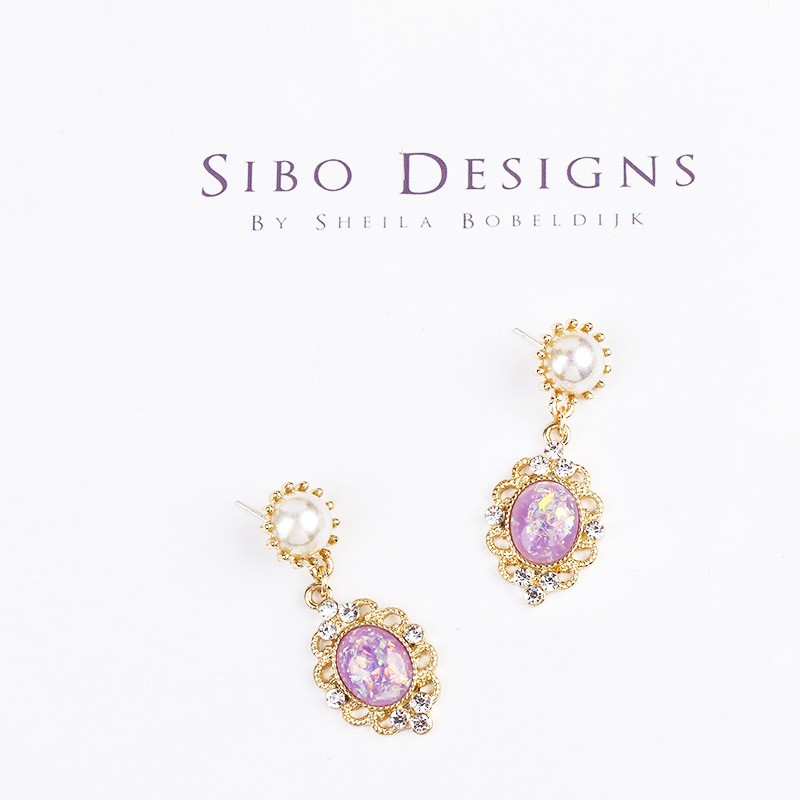 Retro Baroque Alloy Inlaid Diamond Zircon Pearl Stud Earrings display picture 1