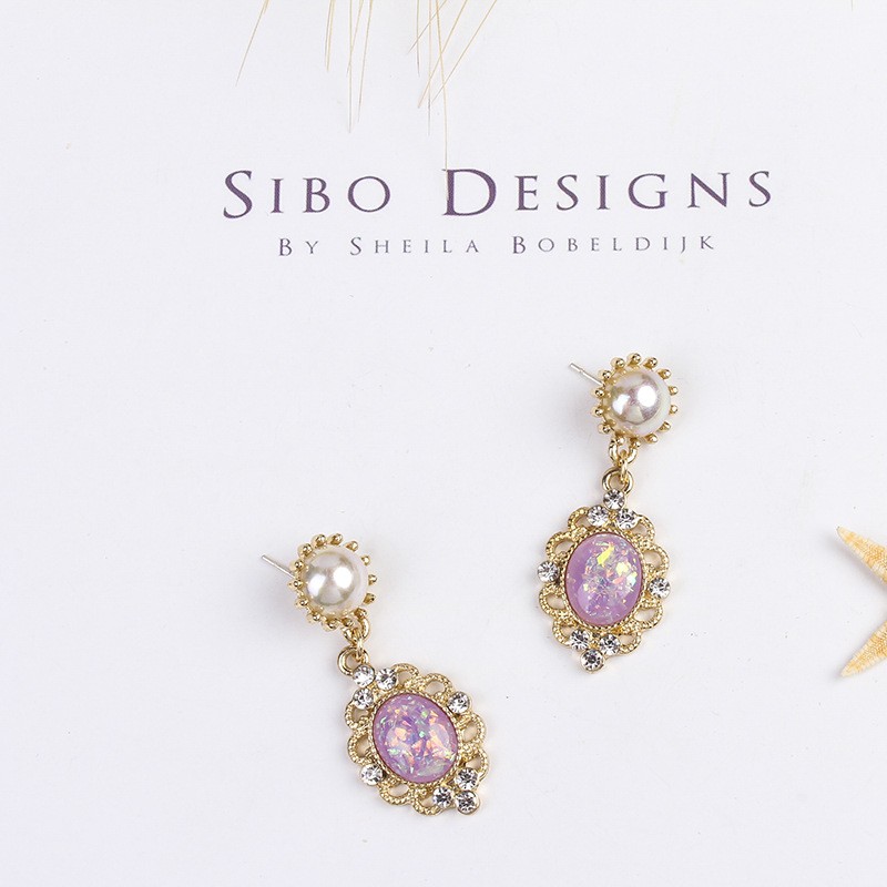 Retro Baroque Alloy Inlaid Diamond Zircon Pearl Stud Earrings display picture 3