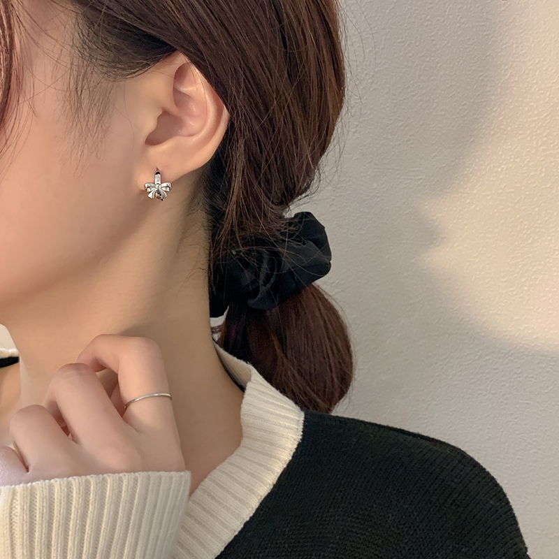 Small And Exquisite Small Earrings Niche Design Cold Wind Bow Earrings Earrings 2022 New display picture 7