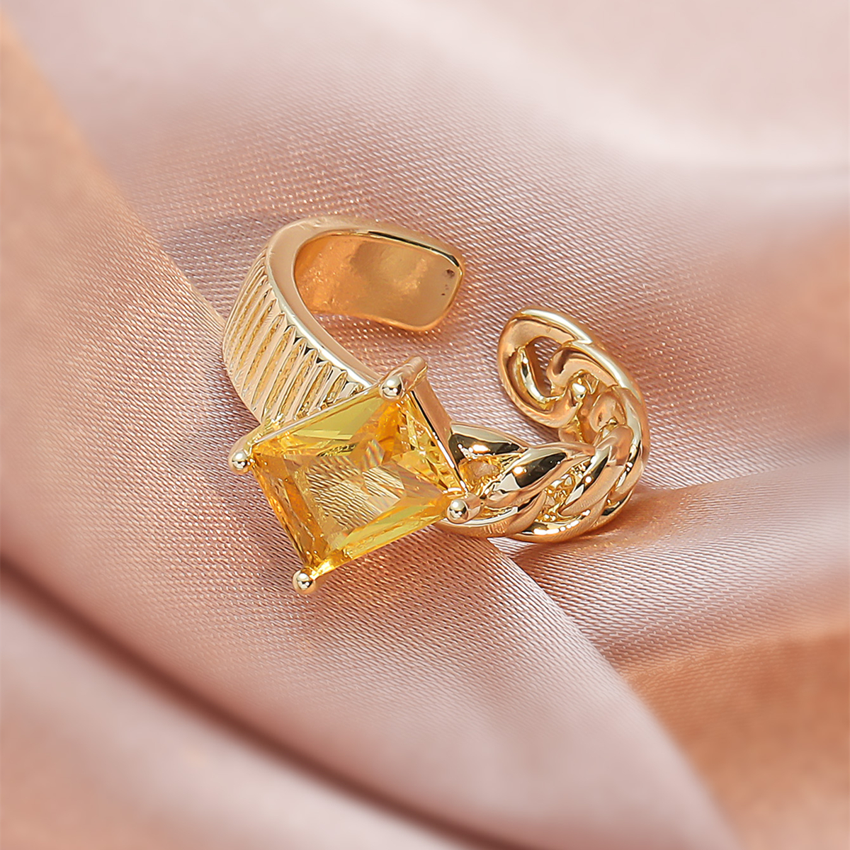 Nuevos Productos Transfronterizos Cadena Abierta Chapada En Oro Anillo De Diamante Cuadrado Asimétrico Mujer display picture 1