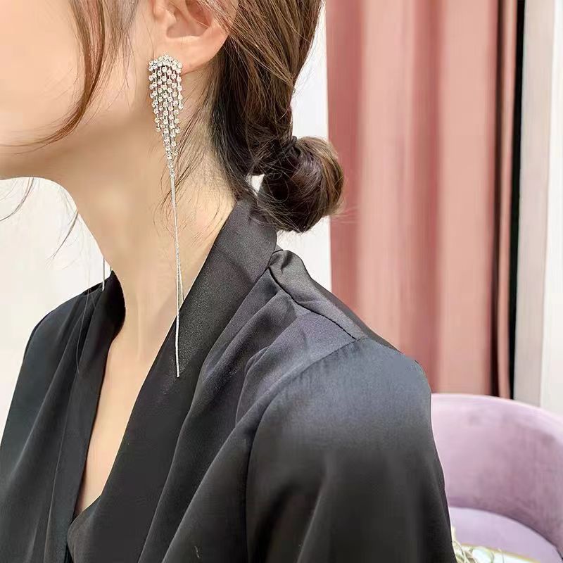 Silver Needle French Rhinestone Earrings Female Claw Chain Crystal Tassel Long Personality Stud Earrings display picture 1