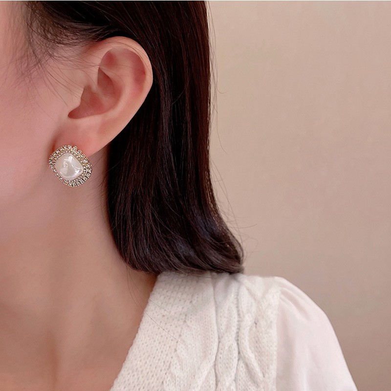 Korean Style New Diamond-studded Geometric Earrings Light Luxury Mermaid Pearl Fashion All-match Earrings display picture 5