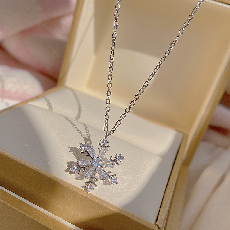 Turnable Snowflake Necklace Female  New Trendy Light Luxury Temperament Rotating Niche High-end Sense Titanium Steel Clavicle Chain display picture 1
