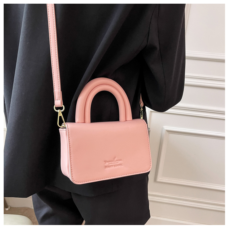 Hochwertige Textur Kleine Tasche Frauen 2022 Sommer Neue Beliebte Rosa Kuriertasche Explosionsart Allgleiches Tragbare Kleine Quadratische Tasche display picture 2