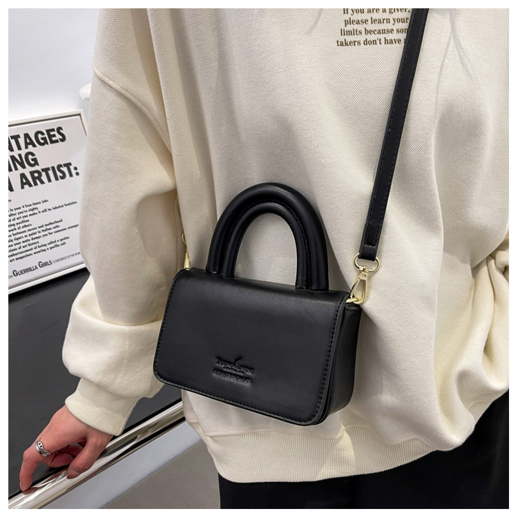 High-quality Texture Small Bag Women&#39;s 2022 Summer New Popular Pink Messenger Bag Explosion Style All-match Portable Small Square Bag display picture 4