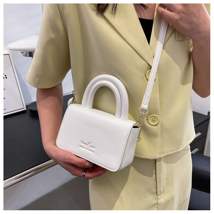 High-quality Texture Small Bag Women&#39;s 2022 Summer New Popular Pink Messenger Bag Explosion Style All-match Portable Small Square Bag display picture 5