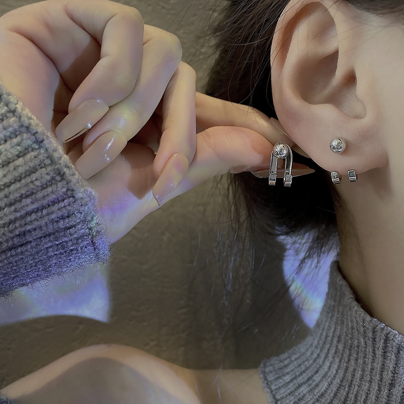 Französische Retro-hohlmetallohrringe Damen High-end-ohrringe Einfache Und Kleine Persönlichkeit Mode Temperament Koreanische Ohrringe display picture 1