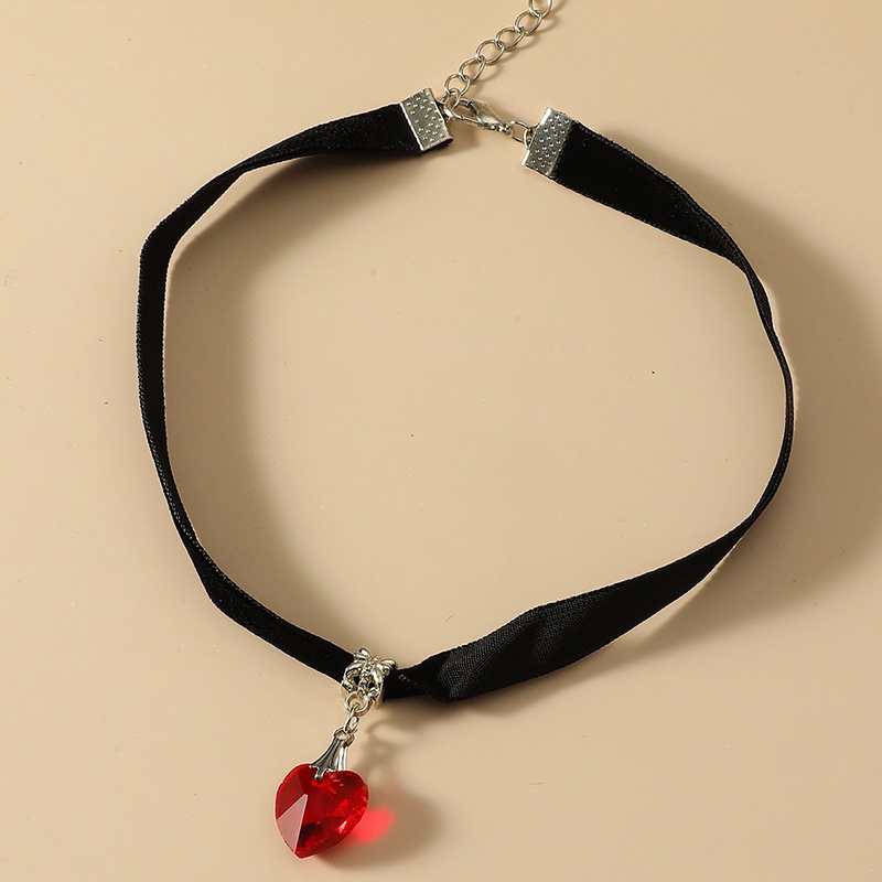 Fashion Crystal Heart-shaped Pendant Short Necklace display picture 2