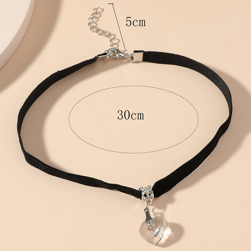 Fashion Crystal Heart-shaped Pendant Short Necklace display picture 3
