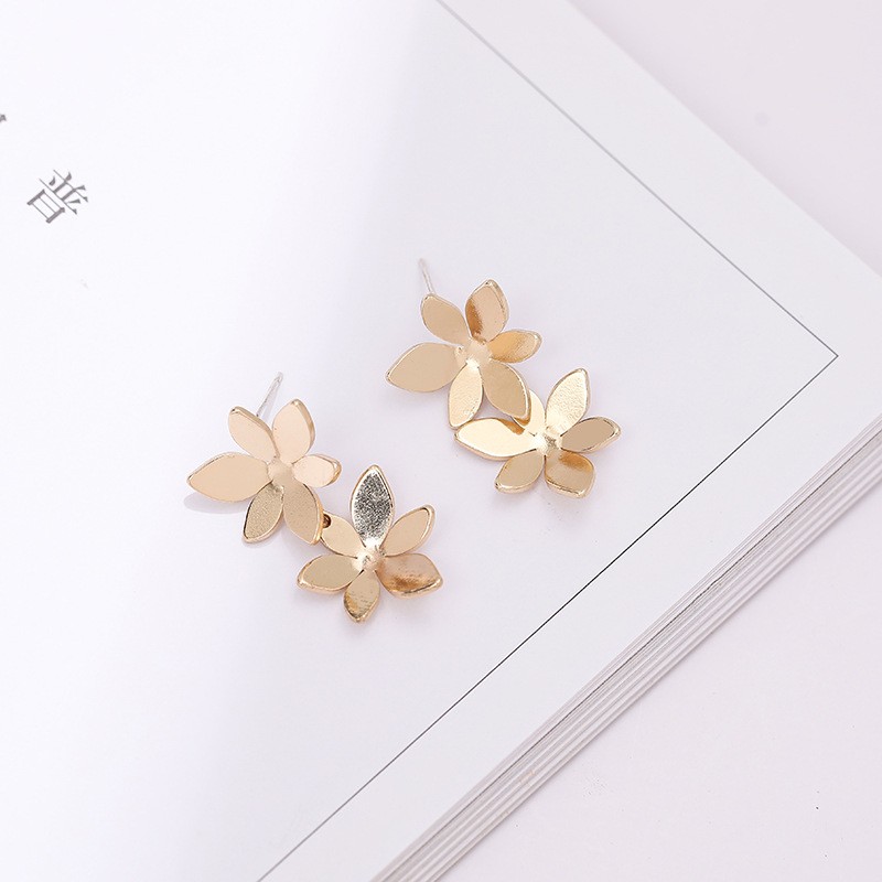 Earrings Female Retro European And American French Earrings Fairy Ins Tide White Camellia Retro Flower Earrings Korea display picture 4